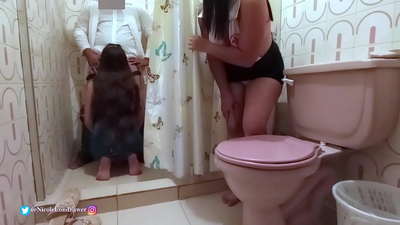 Muuguzi ampata daktari anayekula mgonjwa katika bafuni ya hospitali / SEHEMU YA 1 / NicoleLondrawer / Chiquicandy